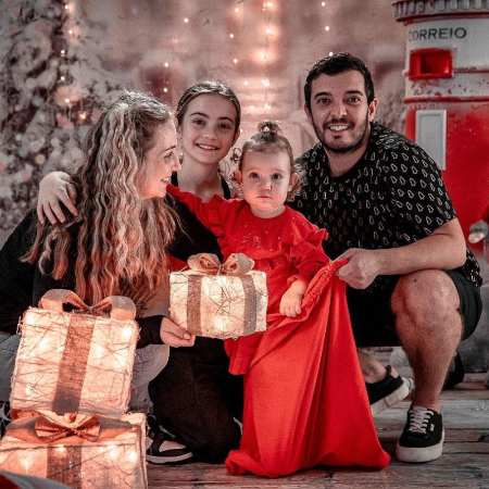 Natalie Hanby with her two daughters and Ruben Fernandez.